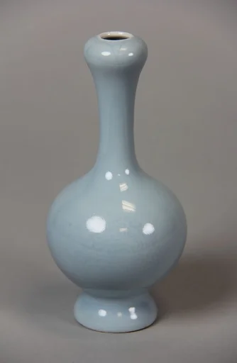 清乾隆  景德鎮窯月白釉暗花蒜頭瓶|Bottle vase