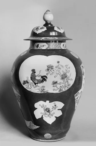 清中期 景德鎮窯粉彩開光花卉公雞紋蓋罐|Jar with Rooster and Flowers