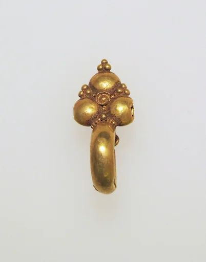 Earring, crescent-shaped