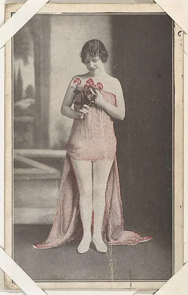 Actress holding flower bouquet (W423) — Unknown