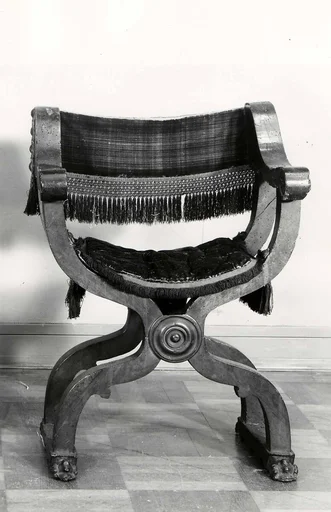 Hip-joint armchair (Dantesca type)