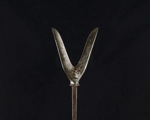 Arrowhead (<i>Yanone</i>)
