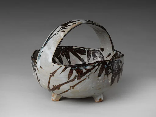 仁阿弥道八様式 銹絵雪笹文手鉢|Bowl with Handle (Tebachi) with Bamboo in Snow Pattern