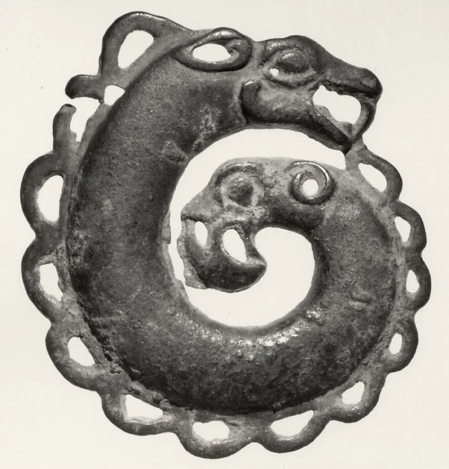 鎏金異獸紋青銅牌飾|Plaque in the Shape of a Coiled, Two-Headed Animal — Unknown