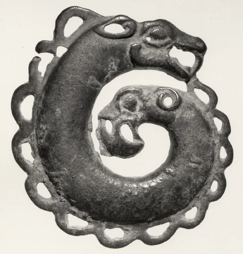 鎏金異獸紋青銅牌飾|Plaque in the Shape of a Coiled, Two-Headed Animal