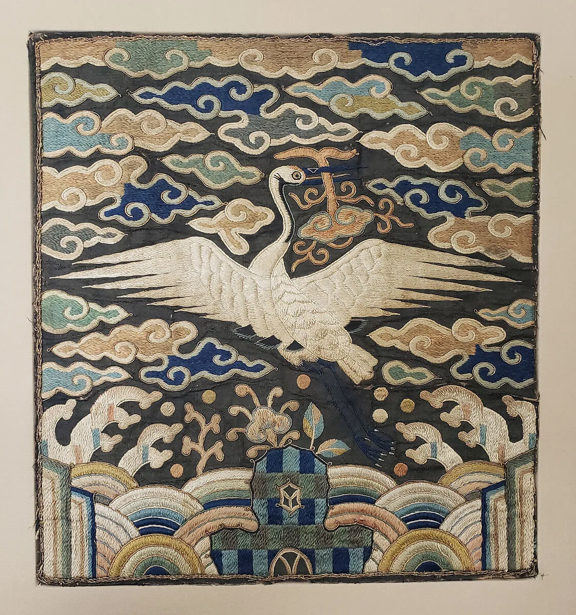 자수 단학 무늬 흉배 조선|刺繡單鶴文胸背 朝鮮|Rank badge with a crane (one of a pair) — Unknown