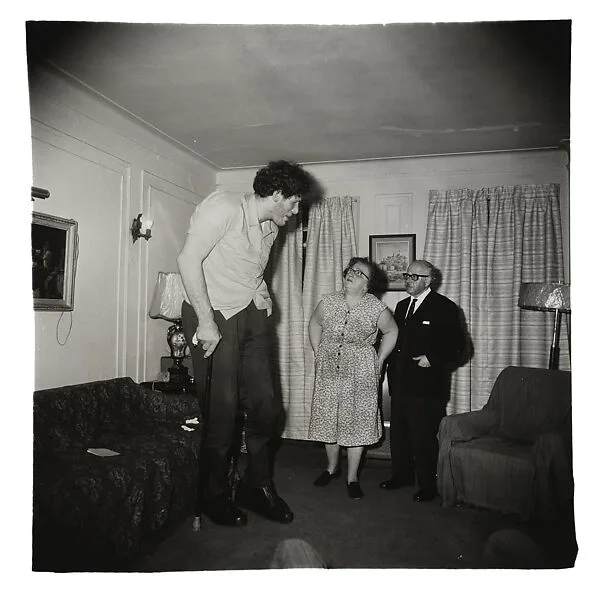 A Jewish giant at home with his parents in the Bronx, N.Y. — Diane Arbus|Eddie Carmel