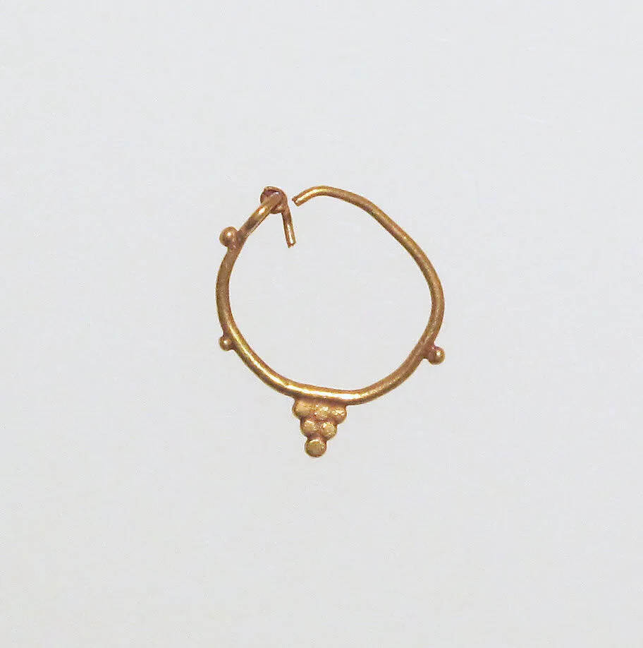 Earring with pyramid of balls — Unknown