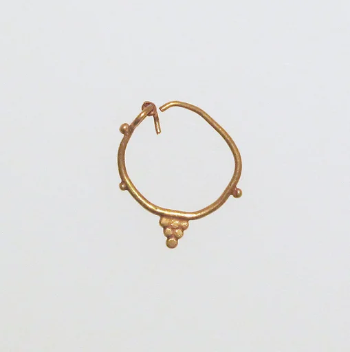 Earring with pyramid of balls