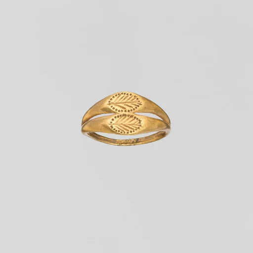 Gold ring with a double hoop and a palm frond engraved on each bezel
