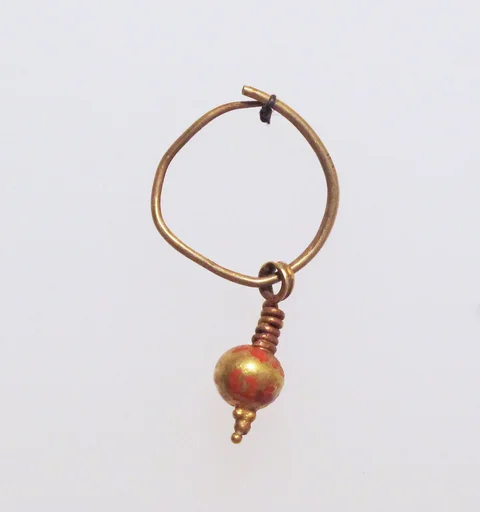 Gold earring with pendant