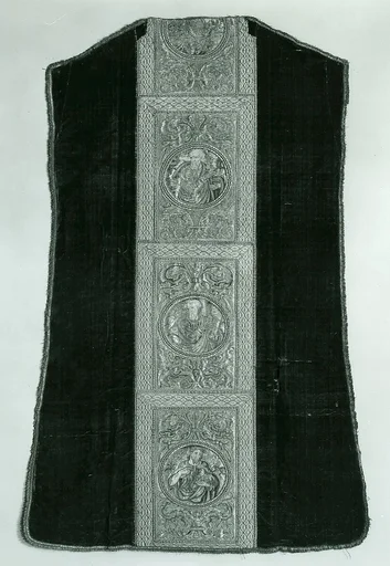 Chasuble, Back