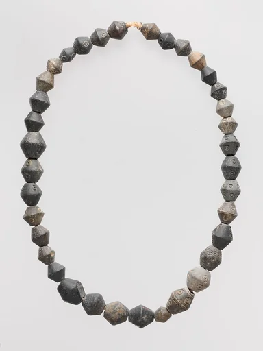 Chlorite necklace with 36 biconical beads