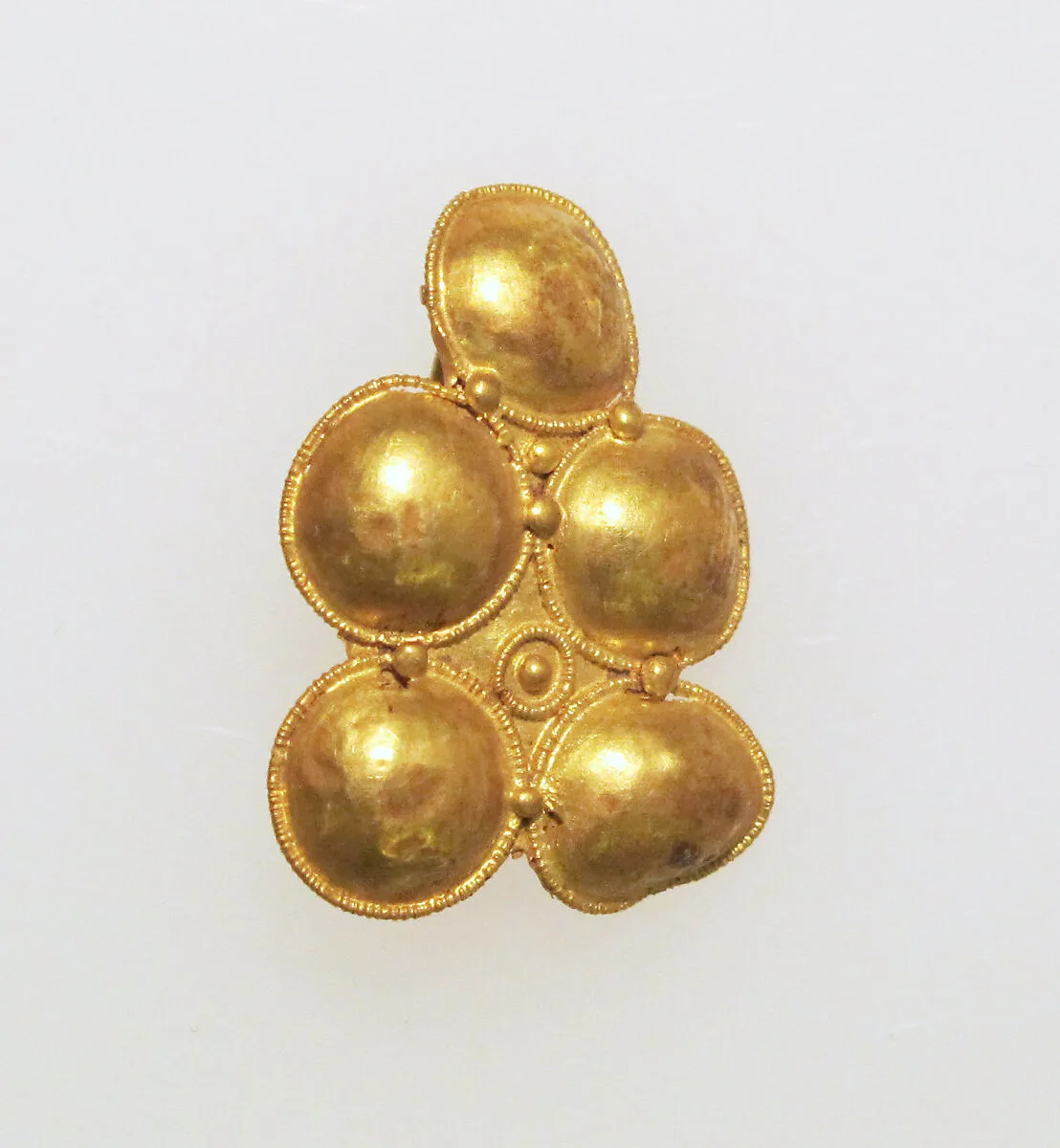 Gold hook type earring with discs in filigree — Unknown
