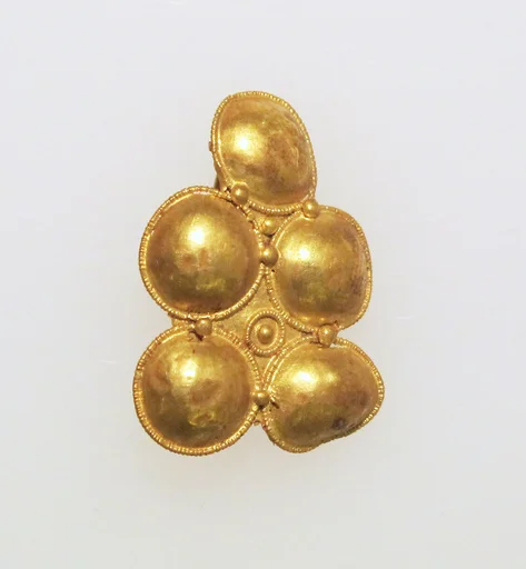 Gold hook type earring with discs in filigree