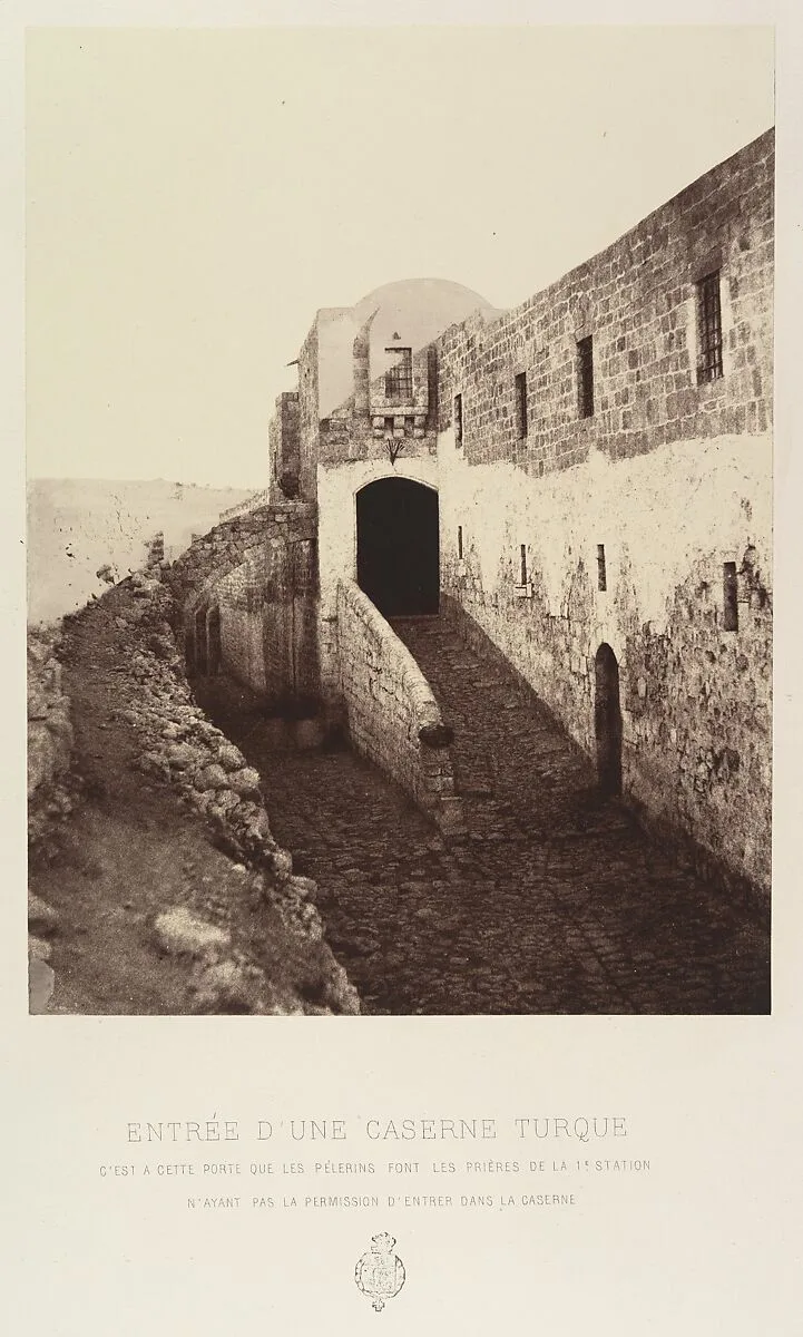 Entrée d'une caserne turque. C'est a cette porte que les pèlerins font les prières de la 1e Station. N'ayant pas la permission d'entrer dans la caserne — Louis de Clercq|H. Jannin|J. Blondeau et Antonin