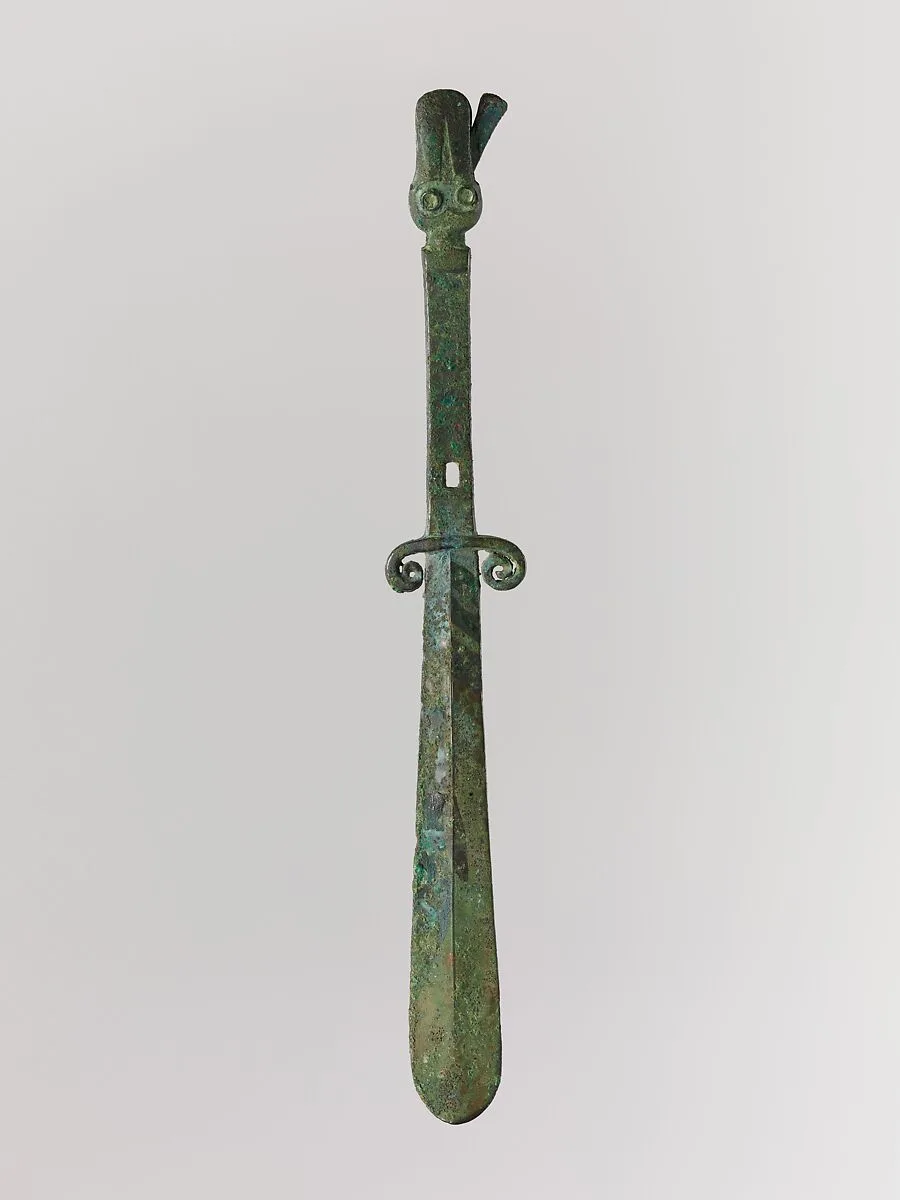 商青銅 匕|Implement with Curved Blade — Unknown