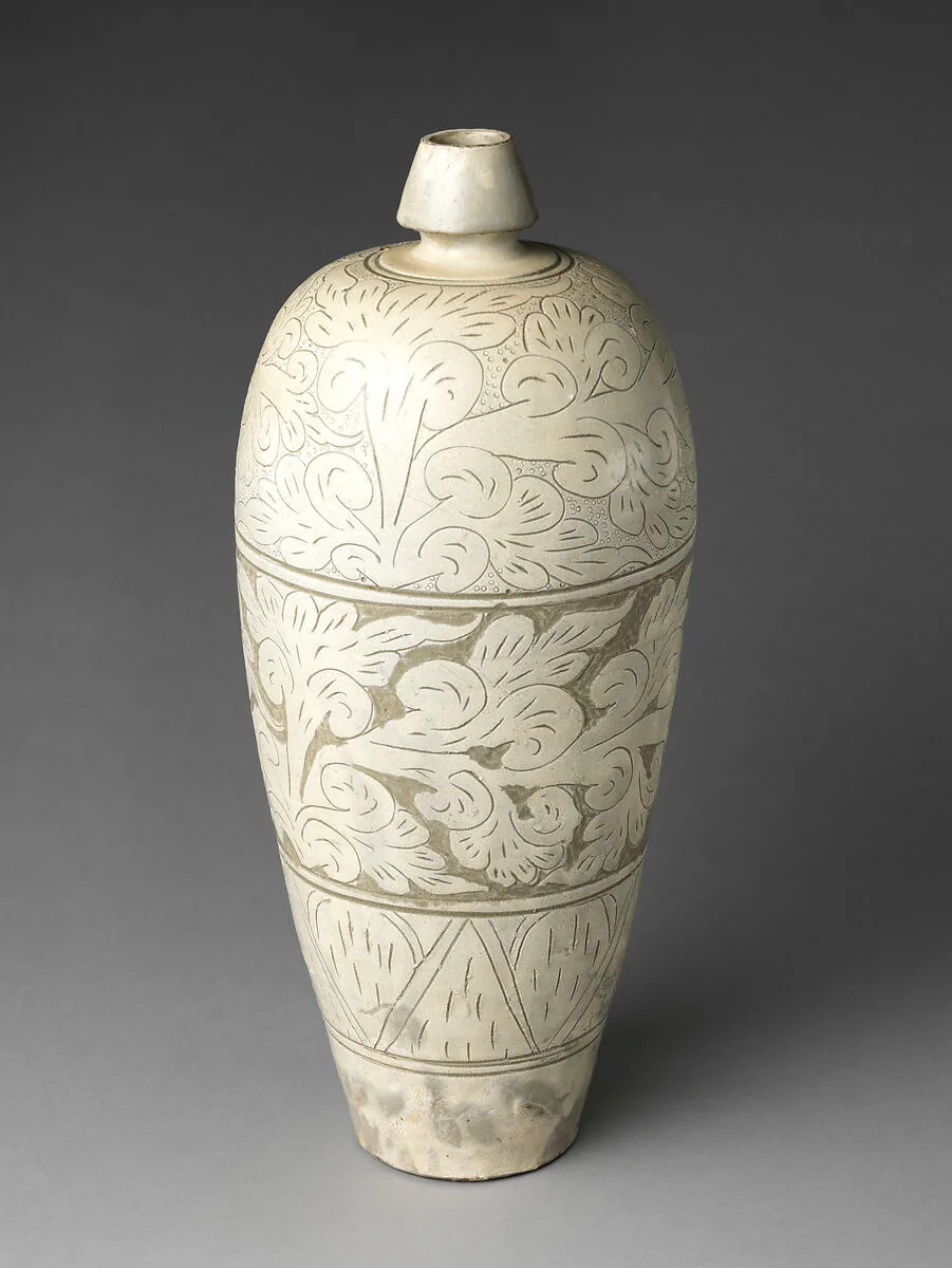 遼 磁州窯刻花瓷瓶|Vase with abstract scroll decoration — Unknown