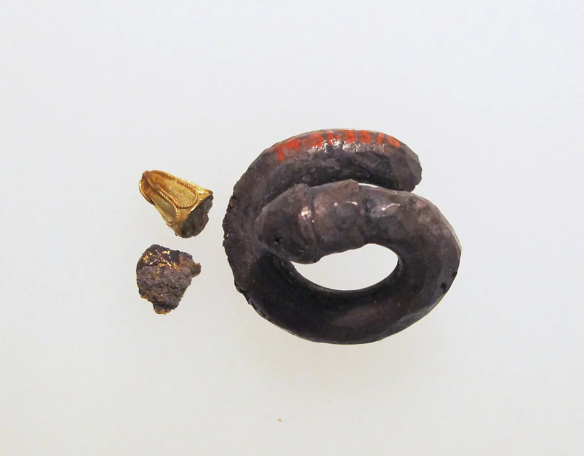 Earring, spiral with gold lion head — Unknown