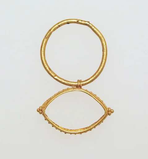 Ring with band settings