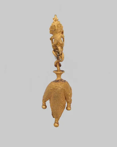 Earring in the form of a three-lobed wineskin