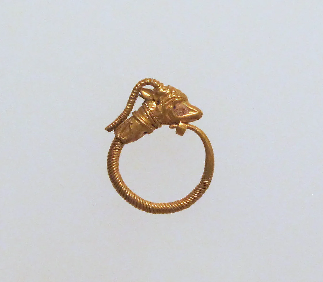Gold earring with head of an antelope — Unknown