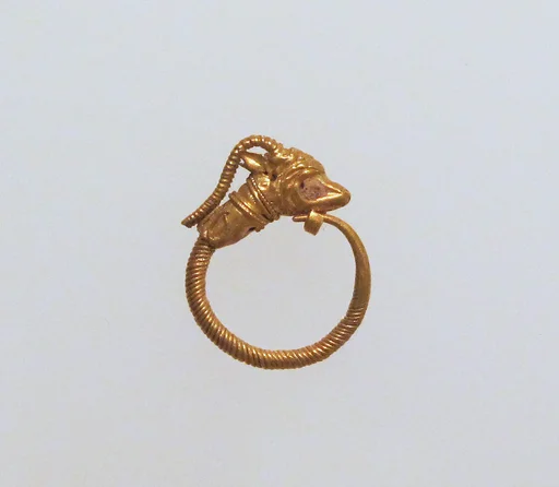 Gold earring with head of an antelope