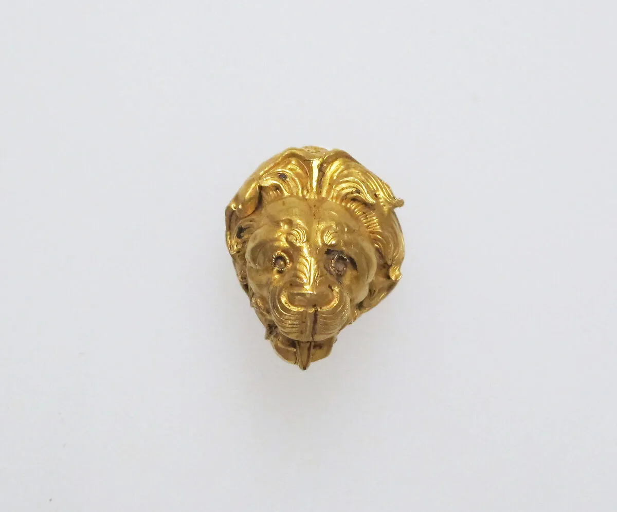 Pendant in the form of a lion's head — Unknown