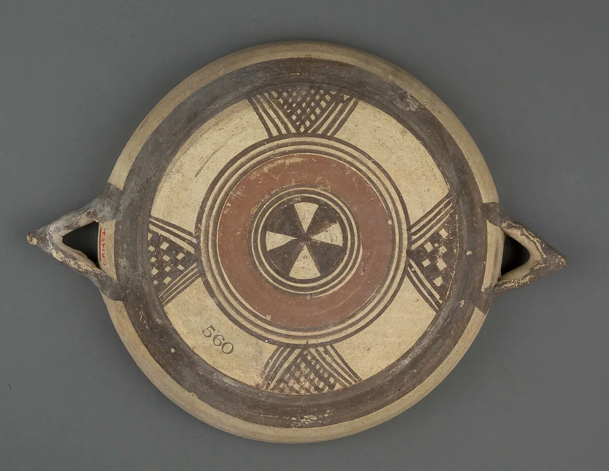 Terracotta plate with horned handles — Unknown