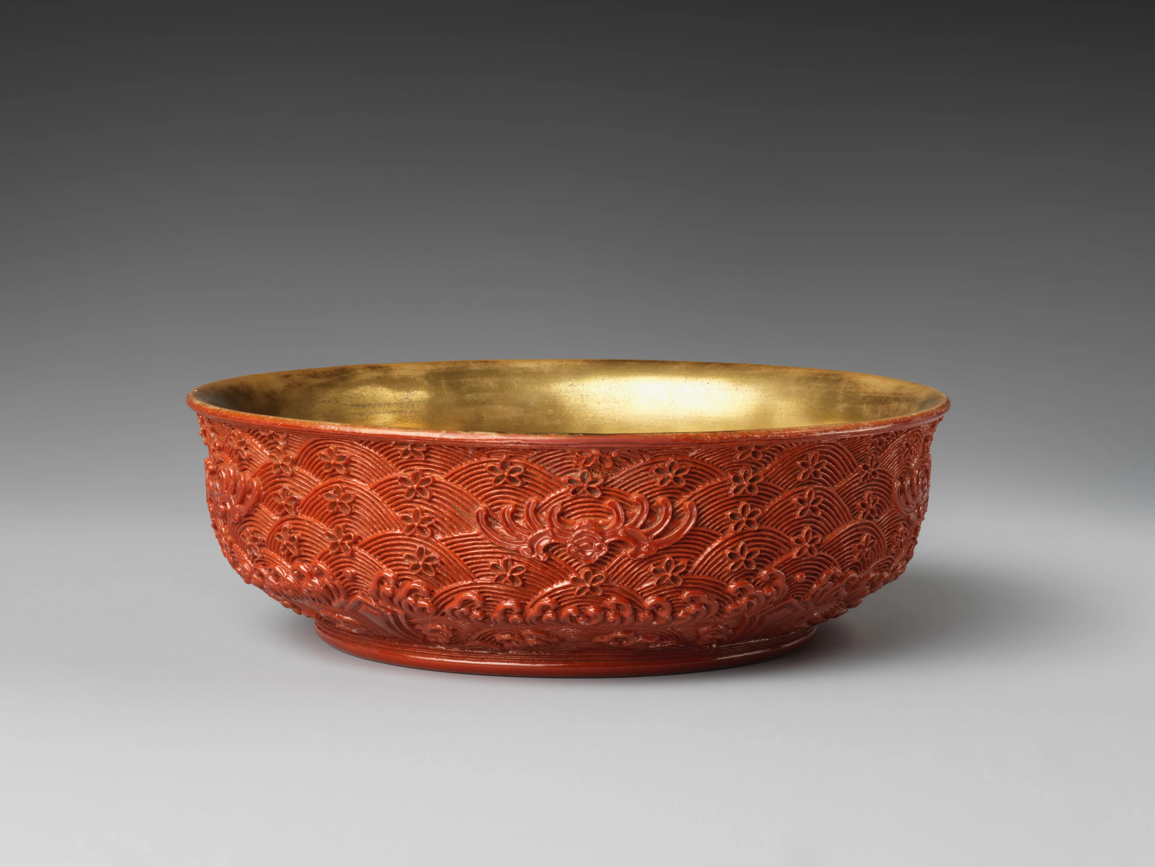 清乾隆 景德鎮窯仿雕漆壽山福海圖盤|Bowl imitating carved lacquer — Unknown