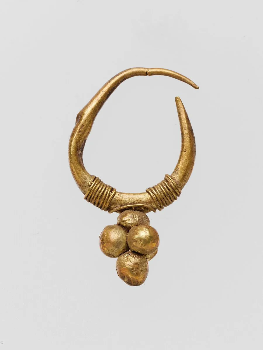 Gold earring with clustered sphere — Unknown