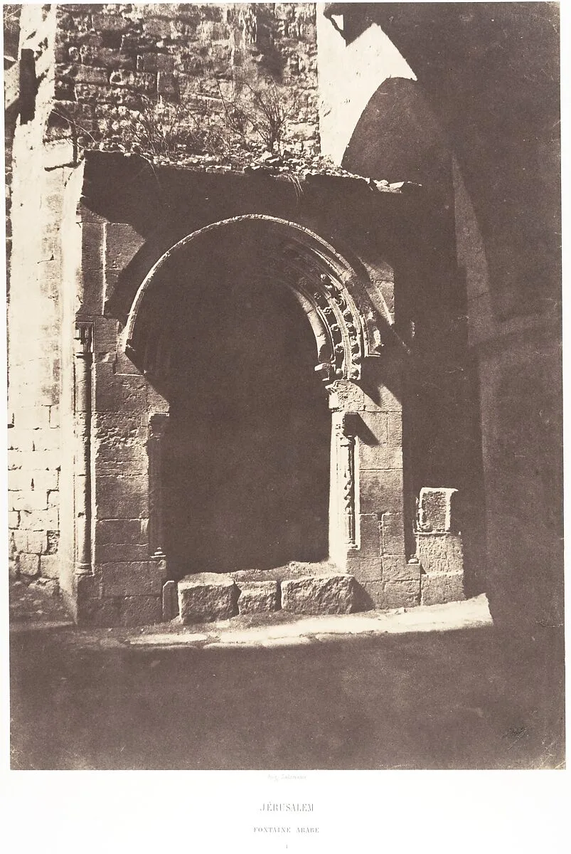 Jérusalem, Fontaine Arabe, 1 — Auguste Salzmann|Imprimerie photographique de Blanquart-Évrard, à Lille