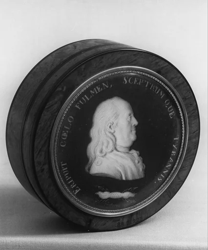 Box with Medallion Top