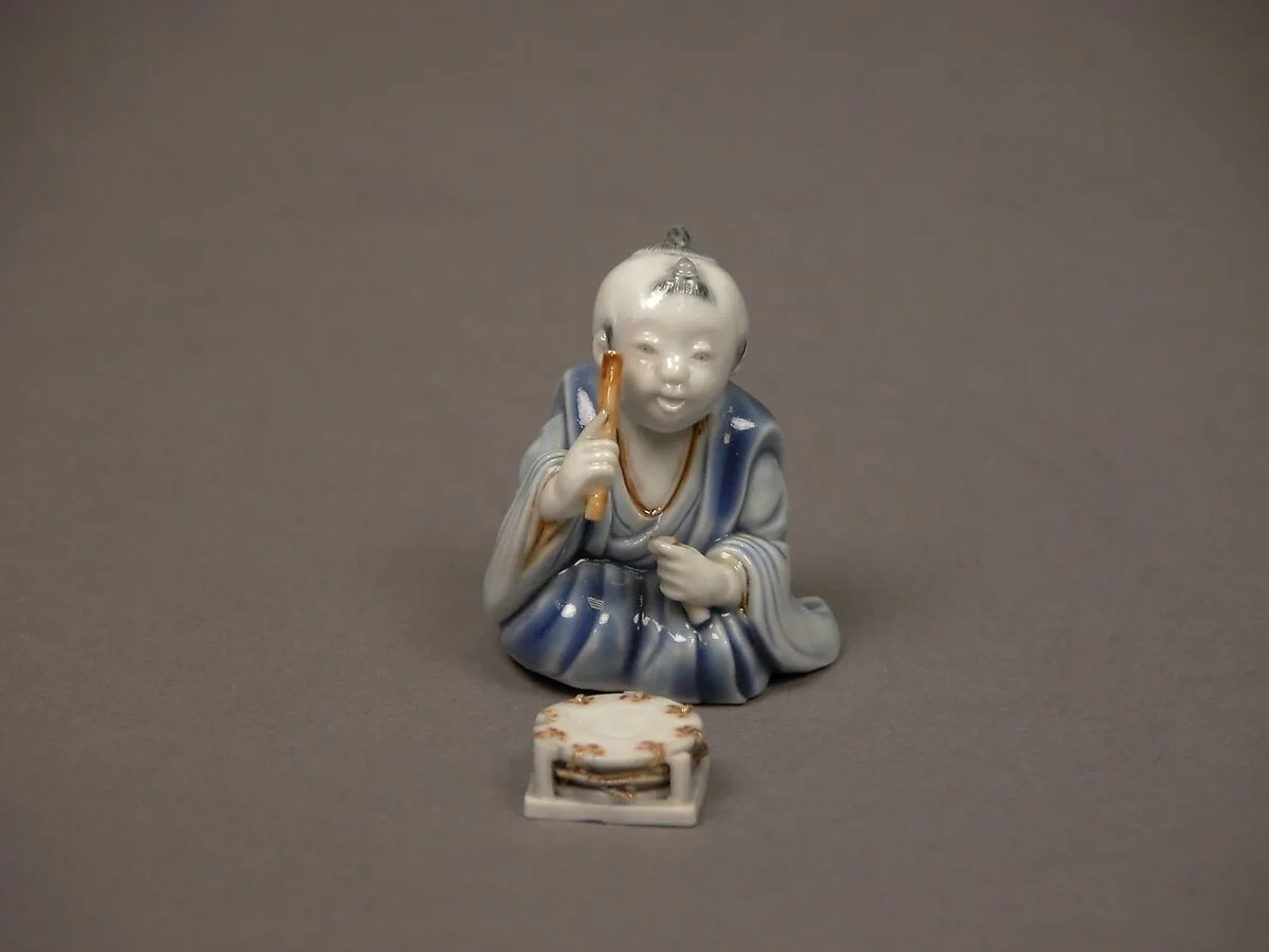 染付色絵囃子唐子形置物|Chinese child with musical instrument — Unknown