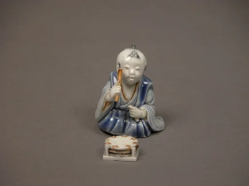 染付色絵囃子唐子形置物|Chinese child with musical instrument