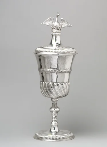 Standing cup with cover