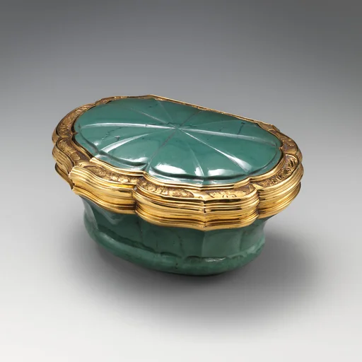 Shell-shaped box