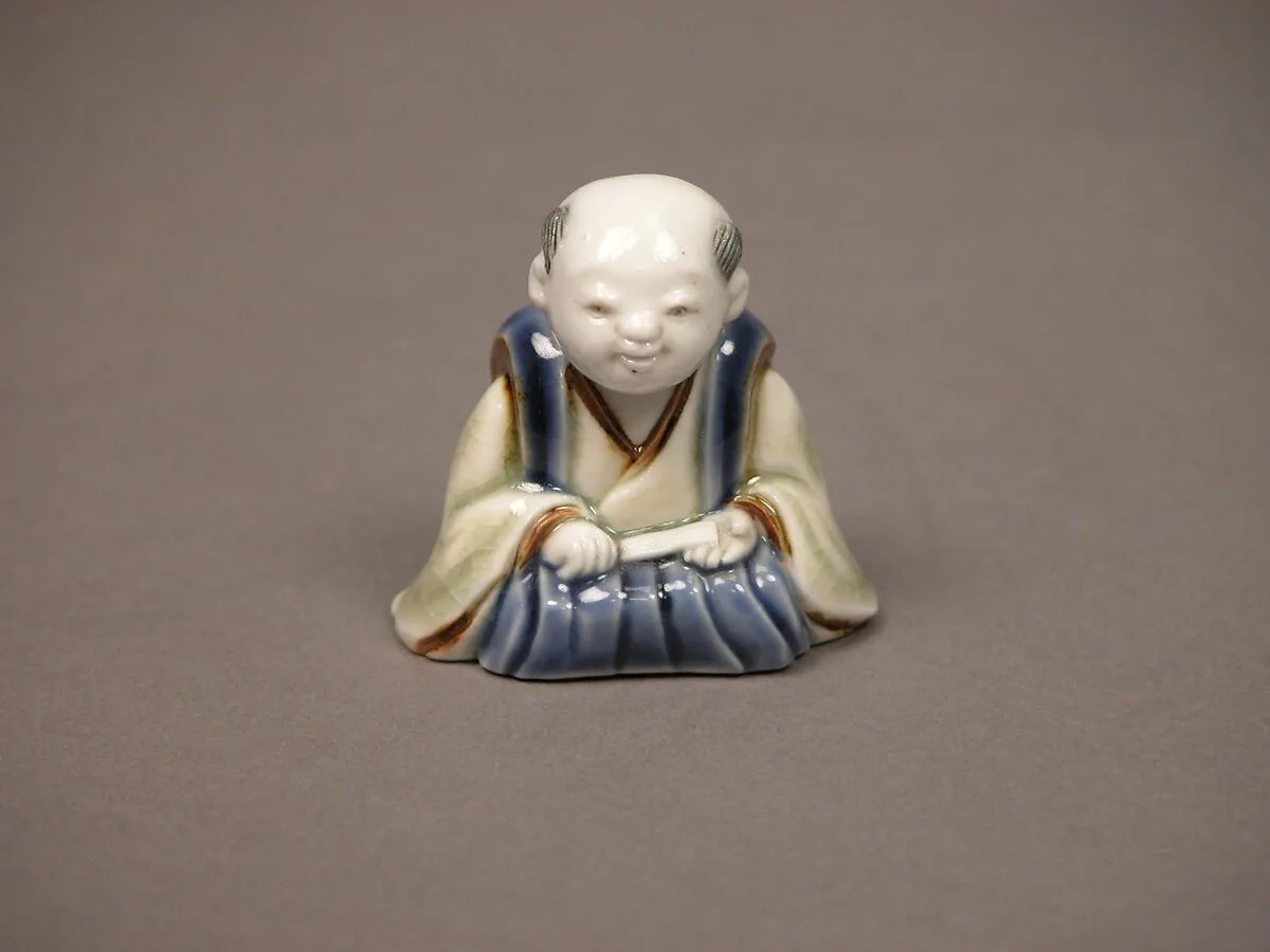 染付色絵囃子唐子形置物|Chinese child with musical instrument — Unknown