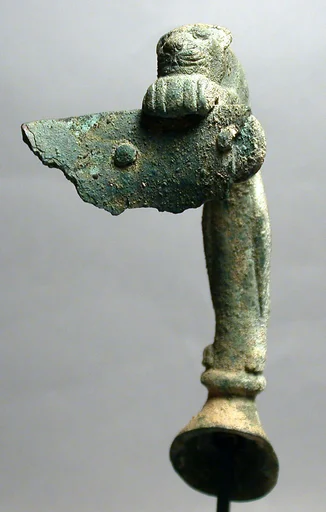 Bronze handle in the form of a lion