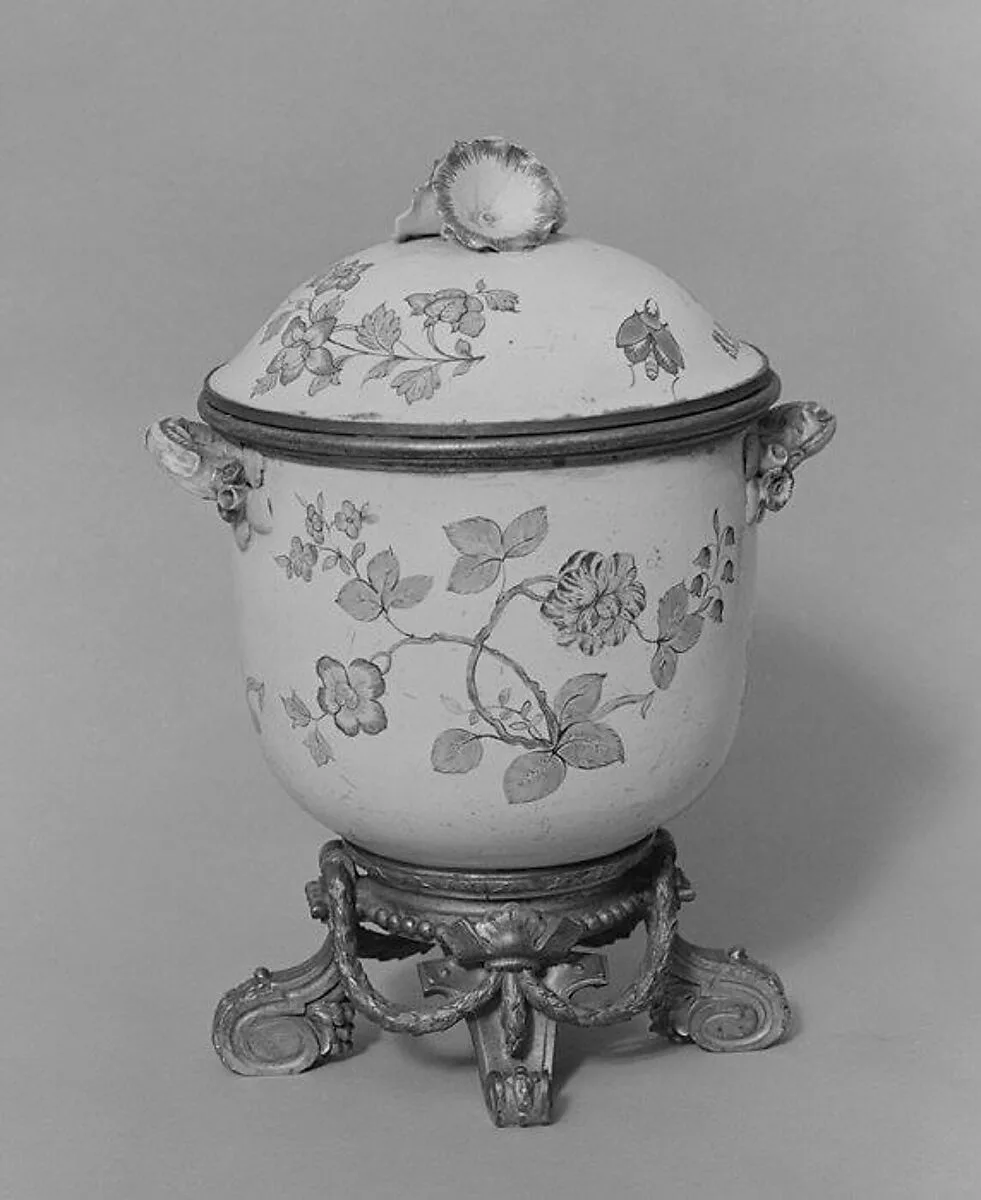 Vase with cover — Chantilly