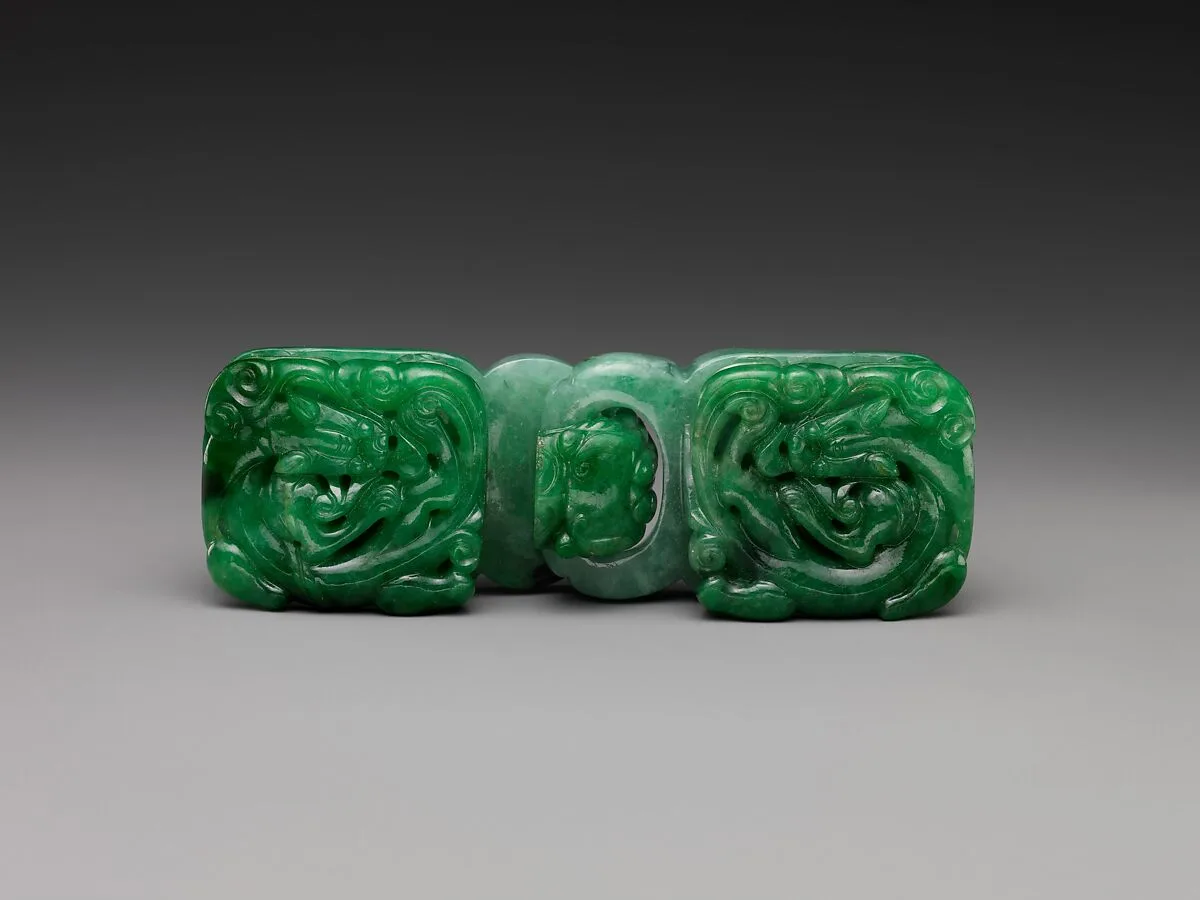 清中期 翡翠螭龍紋帶扣|Belt buckle with dragons — Unknown