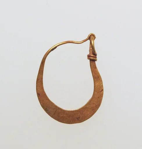 Earring, crescent-shaped