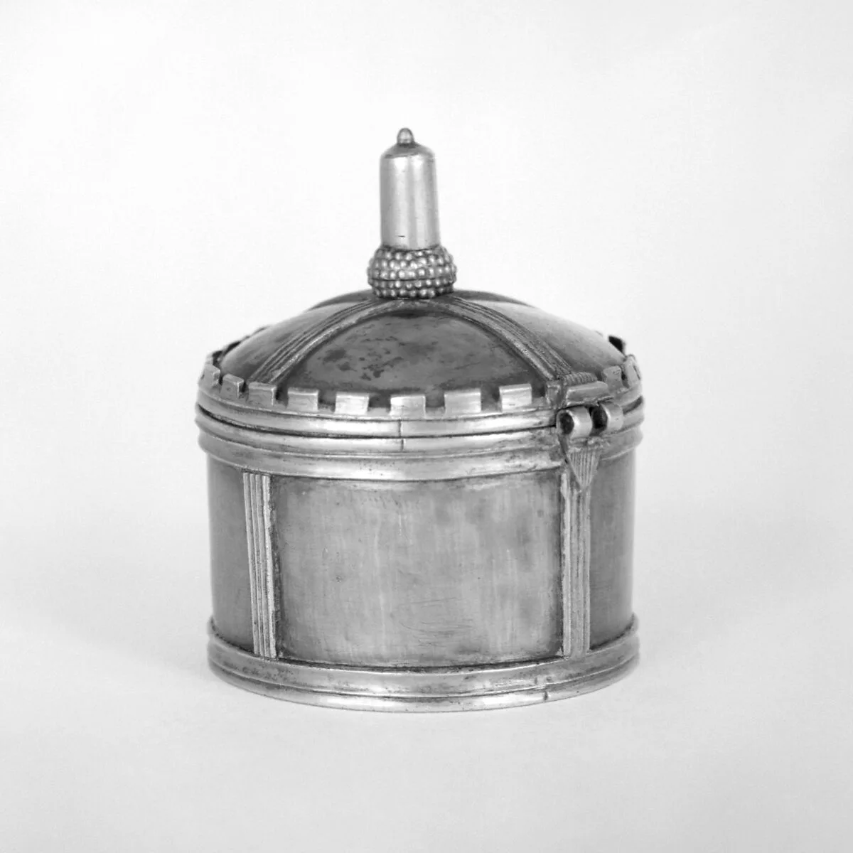 Circular box with hinged cover — Unknown