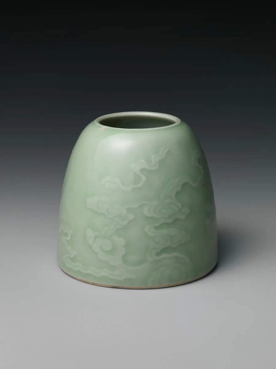 清康熙 景德鎮窯豆青釉雲紋水盛|Water jar with clouds — Unknown