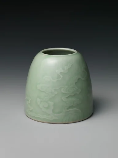 清康熙 景德鎮窯豆青釉雲紋水盛|Water jar with clouds