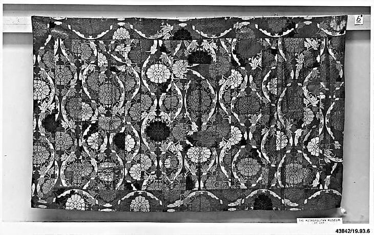 七条袈裟 牡丹模様|Seven-Panel Buddhist Monk’s Vestment (Shichijō kesa) with Peony Patterns in Undulating Columns — Unknown