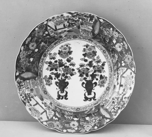 色絵牡丹菊風景文大皿|Large Dish with Flower Vases and Landscapes in Cartouches