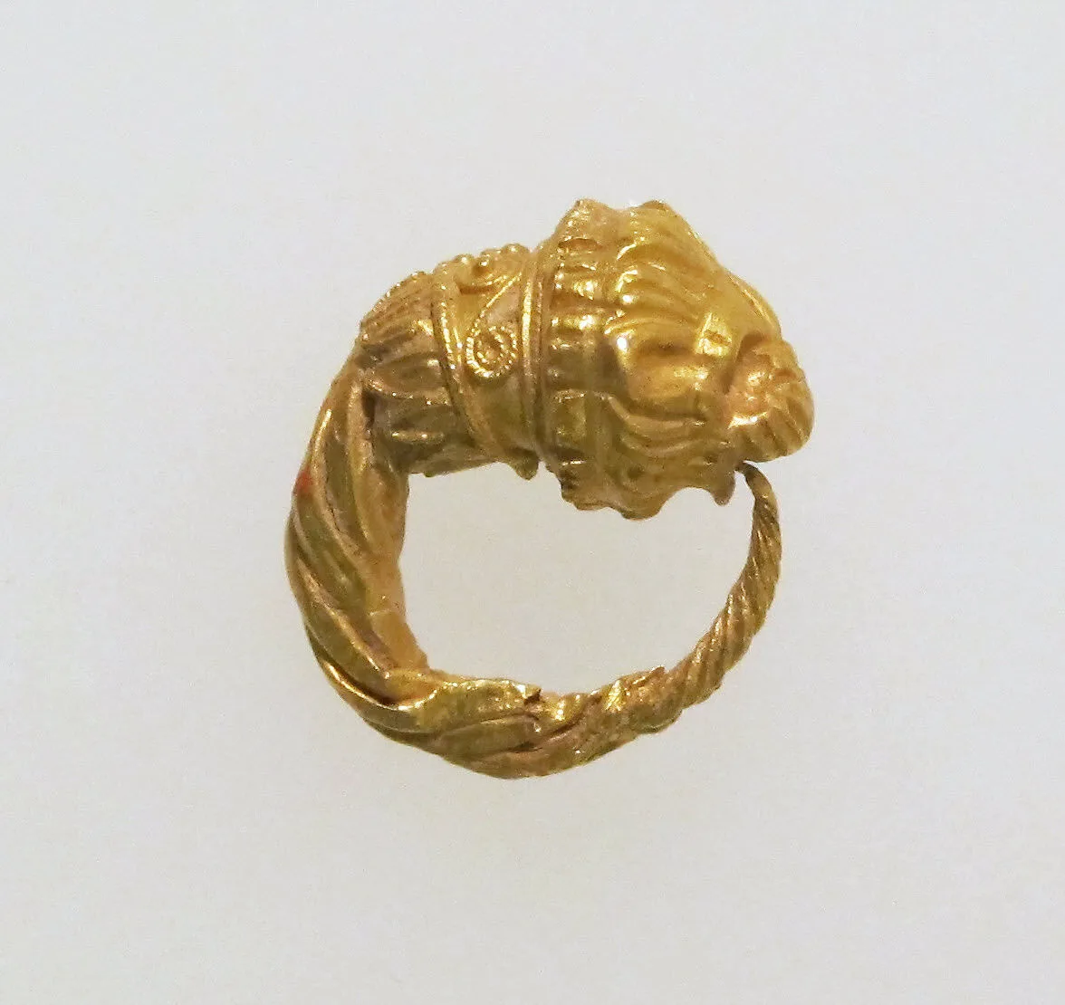 Earring with head of lion — Unknown