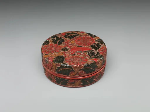 明中期 雕漆剔彩螳螂秋菊紋盒|Box with chrysanthemum and praying mantis