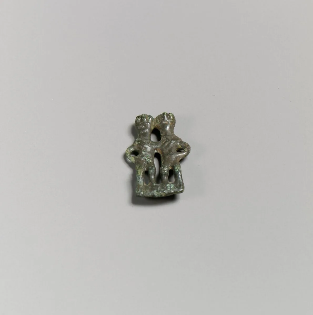 Bronze pendant in the form of a paired couple — Unknown